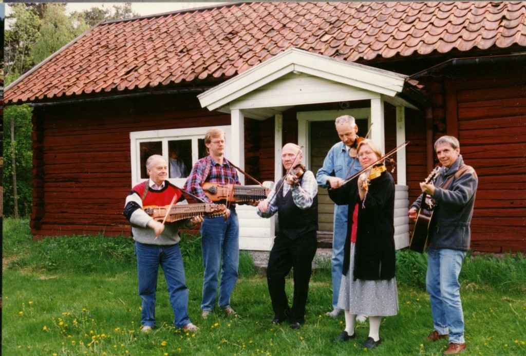 Ingemar Skoglund, Lennart Nordin, Yngve Andersson, Bo-Lennart Karlsson, Kerstin Lanbeck-Vallén, Staffan Vallén. Hjulåkers Spelmän vid Hjulåkersstugan i Järna 1987. Foto Gun-Britt Skoglund.