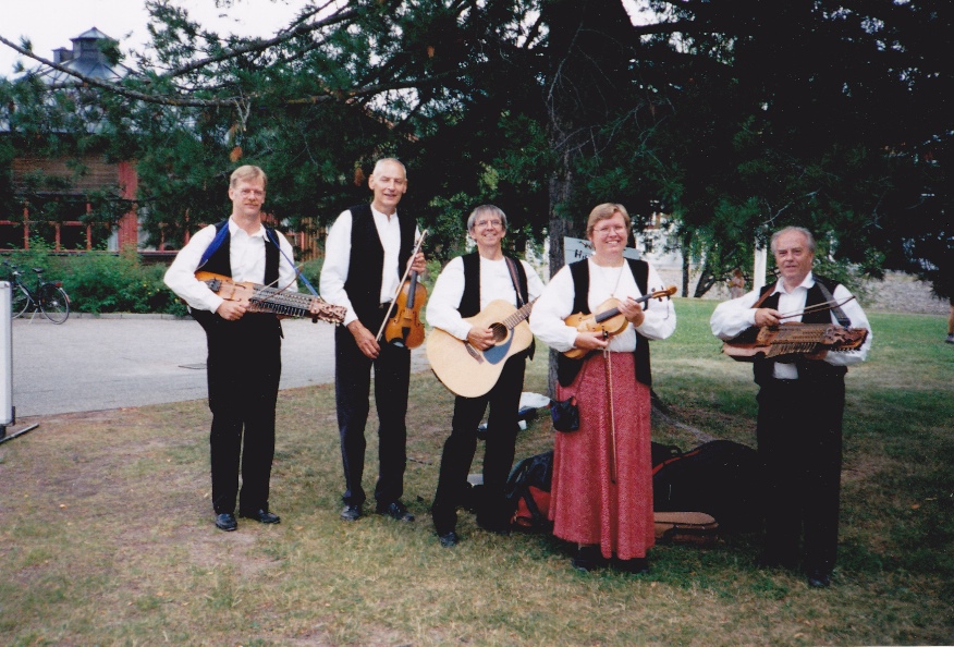 Rättvik Folklore Festival 1997; på väg för att spela på gågatan, foto Gun-Britt Skoglund